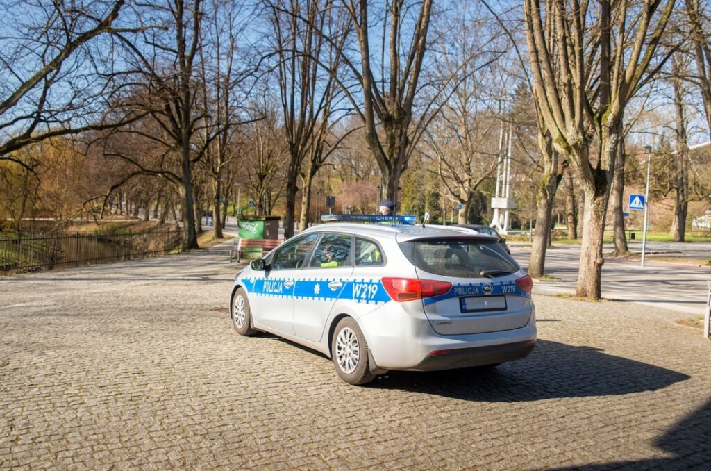 57-letni mężczyzna uderza busem w radiowóz policji pod wpływem alkoholu w Warszawie