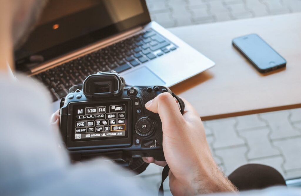 Rzut okiem na Powstanie Warszawskie: wyjątkowe fotografie i przedmioty z czasów historycznego zrywu