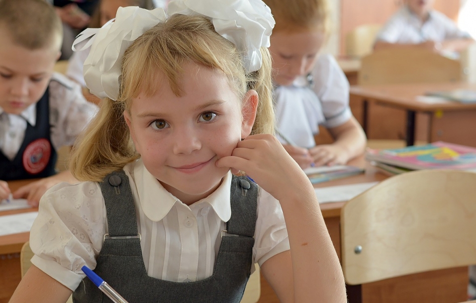 Ceremonia rozpoczęcia roku szkolnego we włoskich instytucjach edukacyjnych z udziałem przedstawicieli lokalnych władz